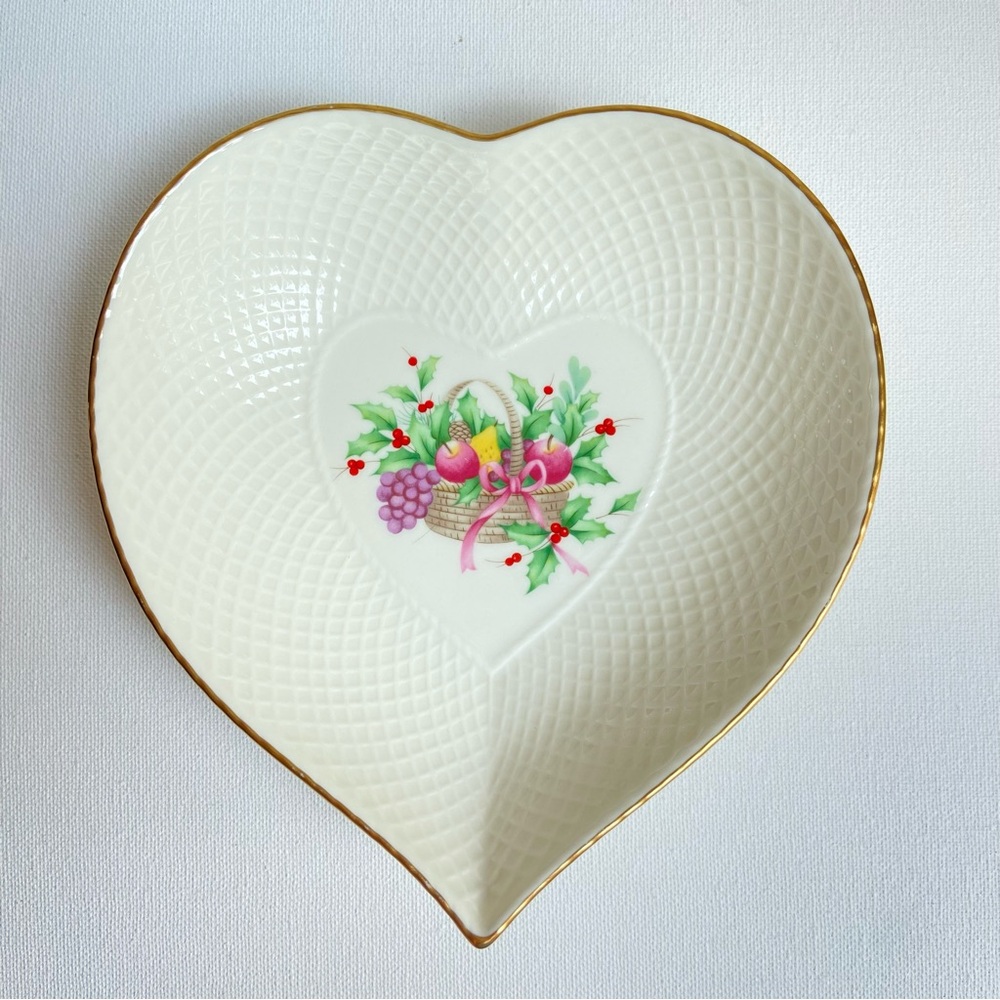 Mikasa Christmas Spirit Ivory Bone China Narumi Japan heart shaped trinket dish